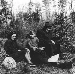 11_06_Oxymoron2 Karel Zlín (v popředí) s matkou, bratrem, otcem a skicákem; 1944